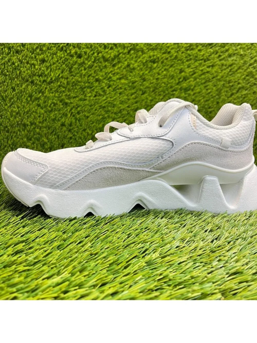 Nike Ryz 365 2 Womens Size 9 White Metallic Gold Athletic Running Shoes Sneakers